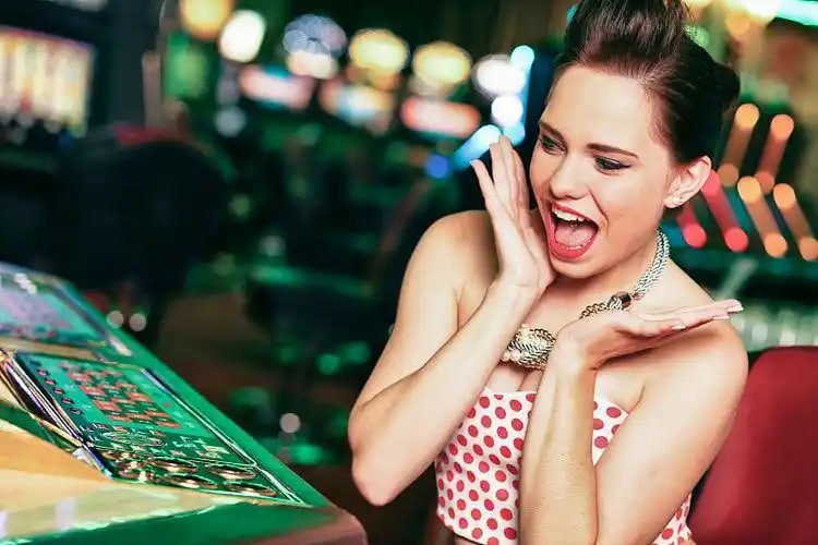 Antarmuka permainan Evolution Gaming dengan kontrol taruhan dan statistik